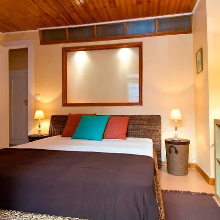 In Vibrant Bairro Alto * リスボン